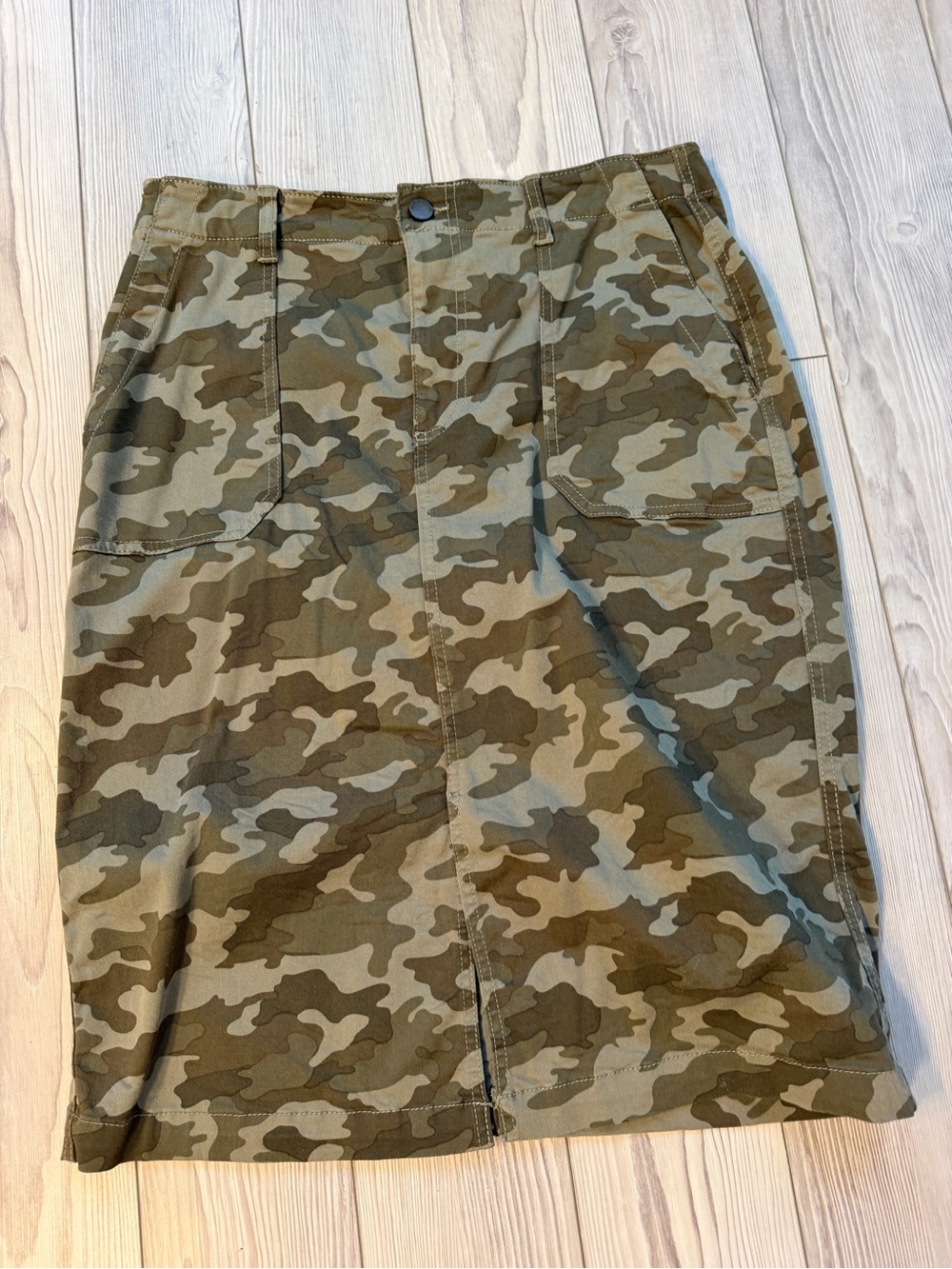Caslon camo kneeling ski skirt. Size 10. Excellent condition.